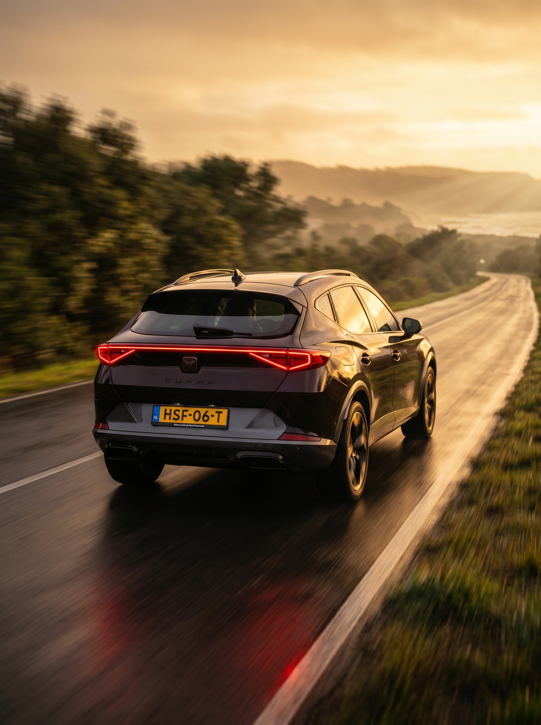 Cupra Formentor achter rijdend bij zonsondergang